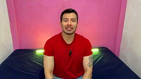 Vojenský svalovec s veľkým vtákom oplodní zadok mladého gay twinka z univerzity - sexuálny príbeh