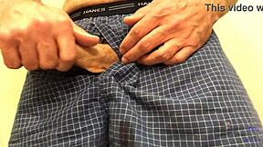 Bližnji pogled na čaščenje kurca in drkanje do sperme 😍