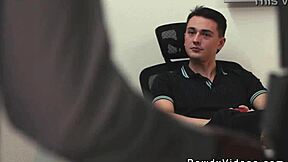 Hunk intenzivně šuká zadek spolupracovníka po blowjobu