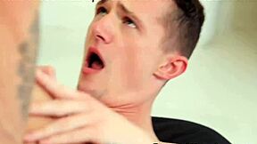 Mladí gay modelové cucají velké kurvy a pak anální prcání