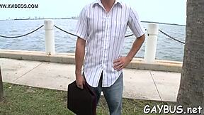 jeg lokkede den flotte hunk til en hård vild blowjob med gay bjørn