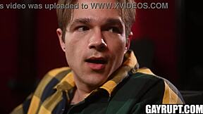 Jayden και Omar γαμάνε δυνατά στην αίθουσα κινηματογράφου μετά την προδοσία.