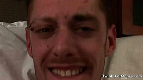 Požrešni gej fantje uživajo v sesanju in jebanju