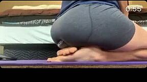 Bouncing Bubble Butt on Soles in Fetish Play