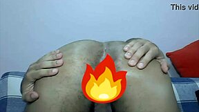 Amatér solo chlap dráždí v tangách a kalhotkách.