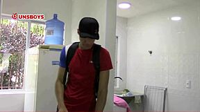 Estudante Novinho Gozando Sozinho Na Banheiro After Calling Namorada