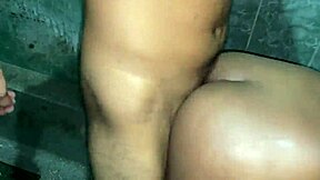 me follo a mi hijastra mientras se ducha en lencería