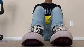 hey, check out this kinky gay boy worshipping feet and toes 😏👣