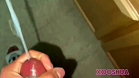 Aktivní nevlastní syn stříká v koupelně při myšlení na těsný gay prdel - sexy twink domácí akce