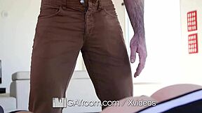 Tight booty hunks have threesomes in gayroom