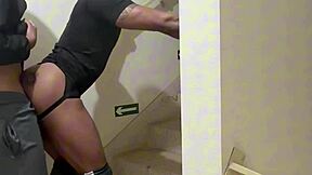 Sigiloso comendo novinho na escada de incendio agora