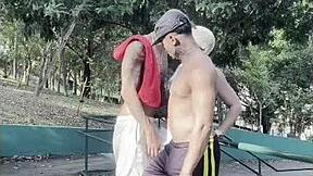 casal leva desconhecido pra fuder em casa sem camisinha