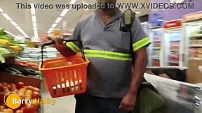 mamei o boy gostoso no banheiro do mercado