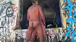 Moradores trepam na igreja abandonada with bareback
