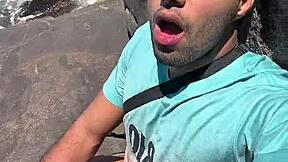 Flagra na praia dotado de 23 arregaçando o cuzinho virgem do novinho