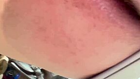 Mostrando meu rabinho e passando dedinhos provocantes de fio-dental