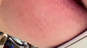 Mostrando meu rabinho e passando dedinhos provocantes de fio-dental