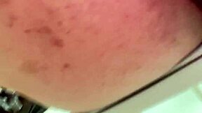 Mostrando meu rabinho e passando dedinhos provocantes de fio-dental