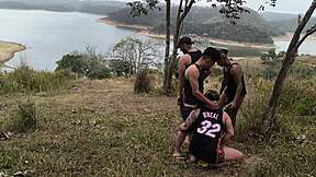 quatro turistas fudendo guia na margem da represa