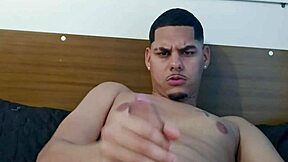 novinho gozou gostoso e mostrou os pés