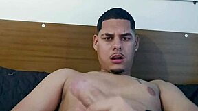 novinho gozou gostoso e mostrou os pés