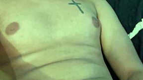 novinho gozou gostoso e mostrou os pés