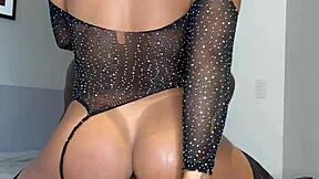 Gostosa femboy de lingerie e salto alto chupando pau de 25 cm 3 5