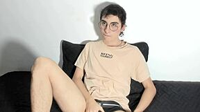 joven twink enseña su polla y su culo porque quiere ser actor porno