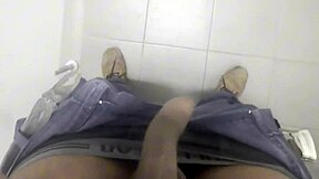 seguranÇa fardado gozando no banheiro do trabalho