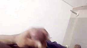 seguranÇa fardado gozando no banheiro do trabalho