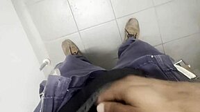 seguranÇa fardado gozando no banheiro do trabalho