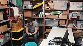 גנב הומו נתפס ומקבל פנים בחדר אחורי דרמה