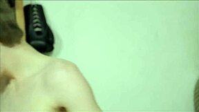 Три горячих парня трахаются без презерватива с интенсивным двойным проникновением в дикой групповушке