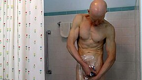 Geil gay nudista borotválja a faszt a gőzös zuhanyban