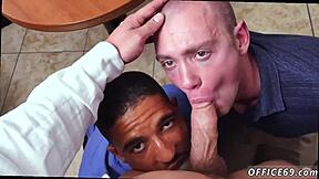 หนุ่มเกย์ลองดูดควยในห้องน้ำวันศุกร์ไม่ใส่กางเกง