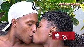 हॉट यंग कपल बेयरबैक लंड एक्शन का मजा लेता है