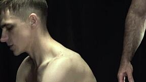 グランドマスターがディルドプレイ後に見習い(18+)をリムして深く挿入 at masonic-boys com