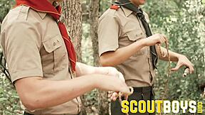 Hej, chceš vidět horkého vedoucího skautů bareback dva hladké kluky v lese?