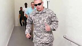 Hei, vrei să vezi bărbați militari tineri 18+ în acțiune gay threesome fierbinte?