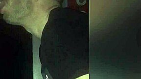 ゲイのグローリーホールで大きなチンポをフェラするコンビネーション