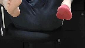 Juego gay con calcetines y pies en la oficina