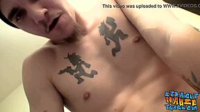 टैटू वाला ठग घर पर अपने विशाल लंड से सोलो प्ले का मजा लेता है
