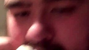 年轻肥宅用力吸舔和骑粗大假鸡巴