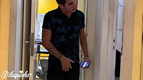 Дядя приезжает из поездки и трахает друга дома