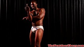 Ebony Stud Dominerer Hvit Ræv i Vill Tretur?