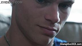 Trauernder Muskeltyp barebackt Freund des verstorbenen Stiefbruders in roher Anal-Action