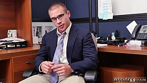 Caras héteros exploram ação de boquete gay na sala de aula