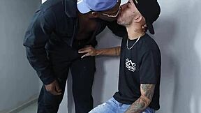 Jebanje dobro opremljenega zidarskega delavca med delom z brutalno silo