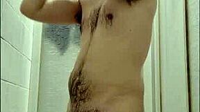 Joven Peludo Duchándose en Ducha Caliente