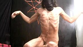 Travesti barbuda provoca com pés e pau em jogo selvagem de fetiche